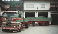 historisch Scania H&auml;ngerzug vor Garage